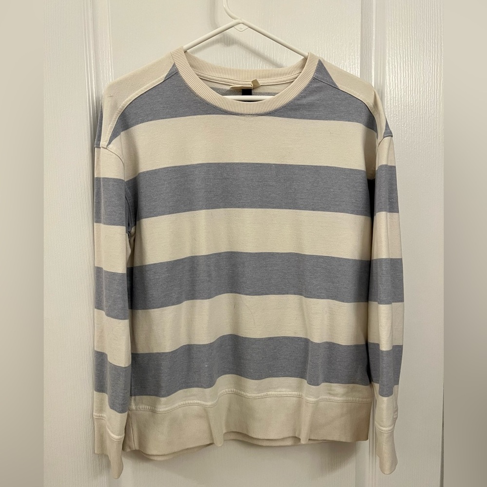 universal thread • size M • crew neck casual sweater